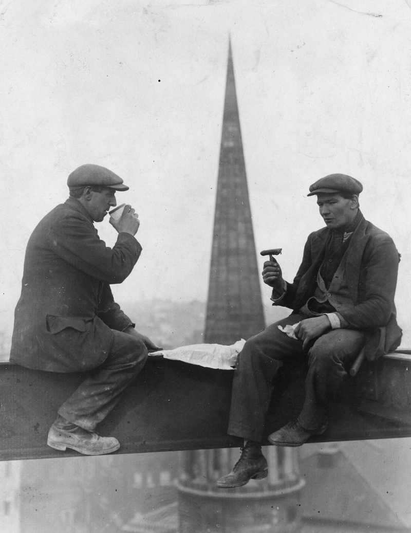Illustration for article titled Death-Defying Photos Of Skyscraper Construction Workers Goofing Around